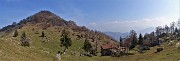 51 Ampia radura prativa con cascina e la cima del Monte Zucco